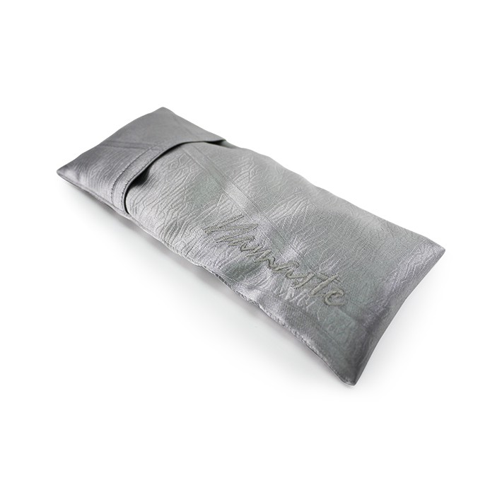 / NAMASTE舒適眼枕 薰衣草 銀冰 /適合大休息、冥想、肢體放鬆、就寢前使用。有效放鬆眼睛周圍細柔的肌肉神經，降低眼壓。完美比例調和花草的柔軟、沁涼，散發天然花香。內填充物採極真空包裝，天然花草