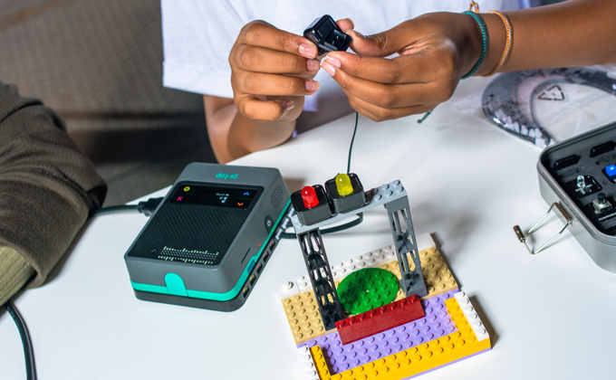 感應器具有磁吸或Lego積木等固定方式，方便安裝在不同位置。