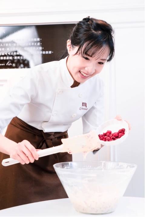 Q sweet連續兩年獲得世界巧克力總決賽White chocolate bars with inclusions or pieces白巧克力Bar獎項殊榮，突顯女主廚葵妮Queenie技術與產品的力道。(圖片提供/Q sweet)