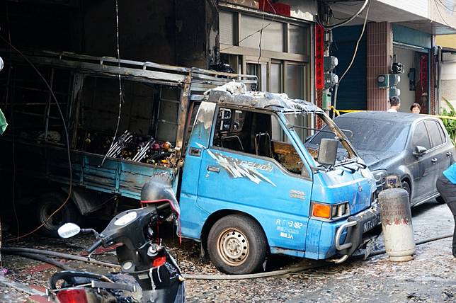 停放1樓的貨車。記者林伯驊／攝影
