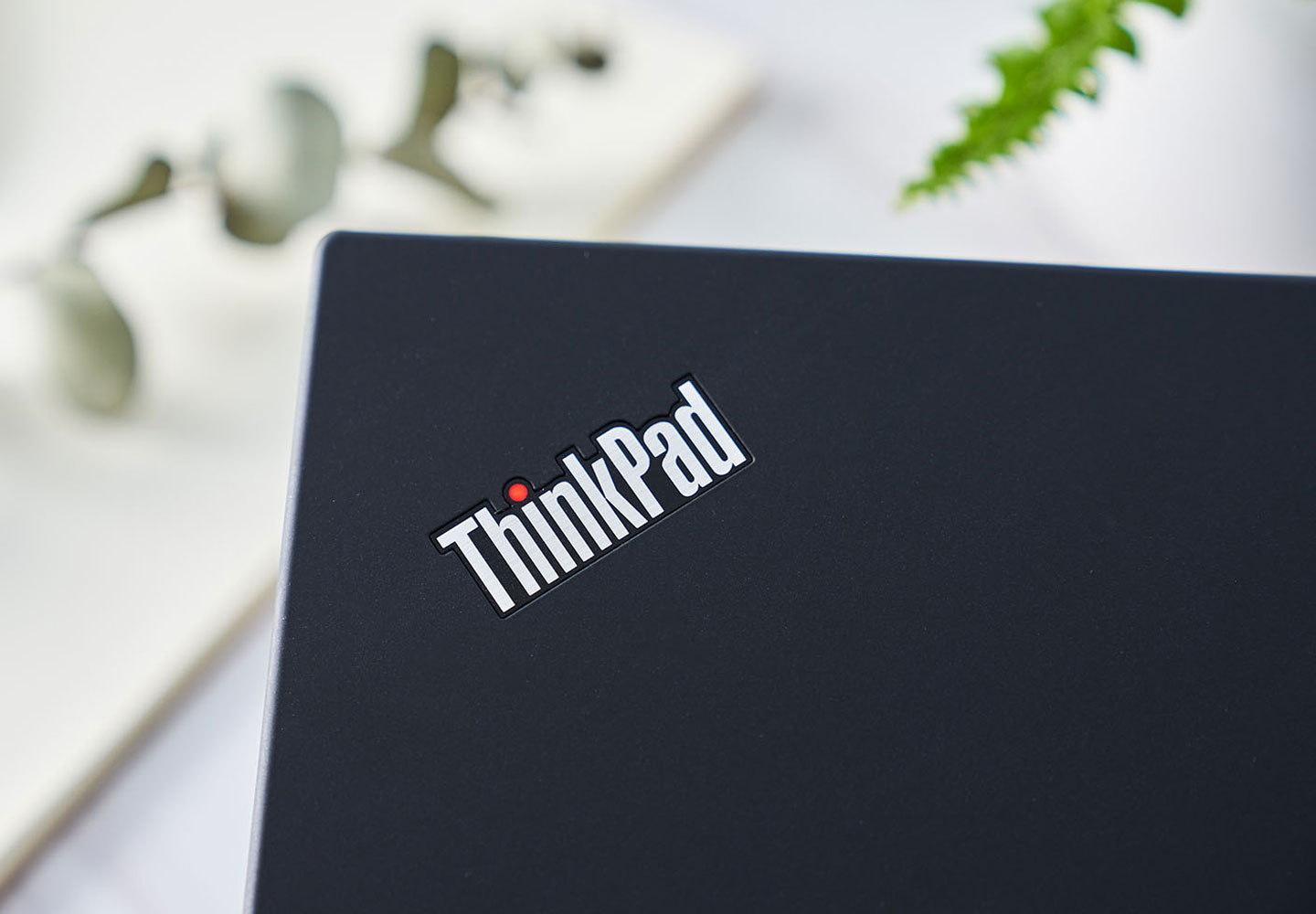 ThinkPad LOGO 為金屬材質，細看可發現到髮絲紋處理，字母 i 的小紅點在開機後會亮起。