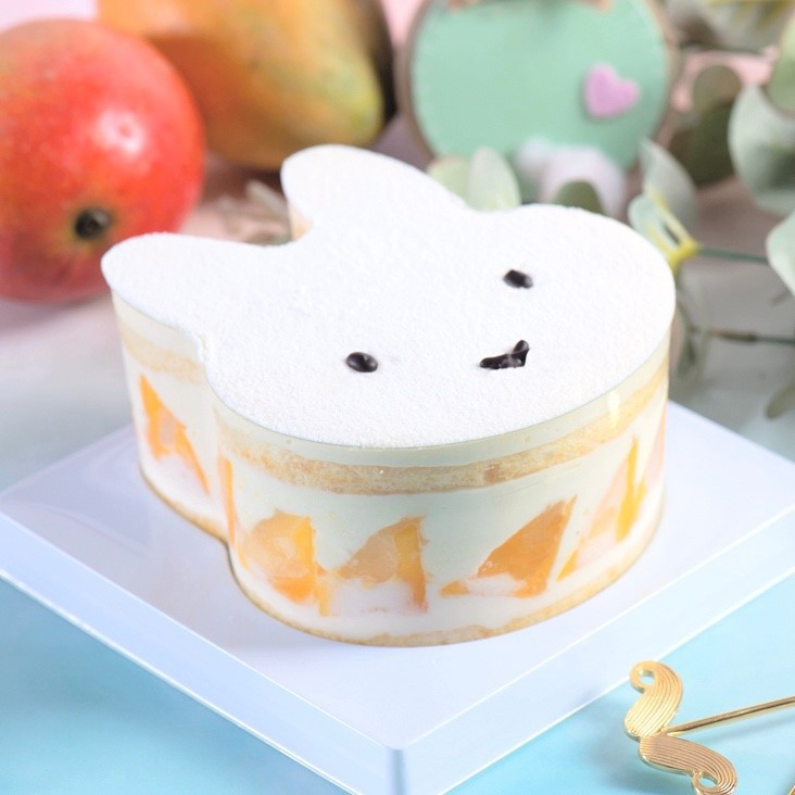 炙熱の夏天來個垂涎欲滴猶如黃金寶石的芒果吧~猶如牛奶般的生乳口感層層輕乳酪蓬鬆蛋糕體內夾新鮮芒果果肉整個吃下來就是透心涼阿成分:鮮奶油(鮮乳脂、鹿角菜膠(海藻萃取物))，芒果，LUXE乳酪(牛奶，奶油