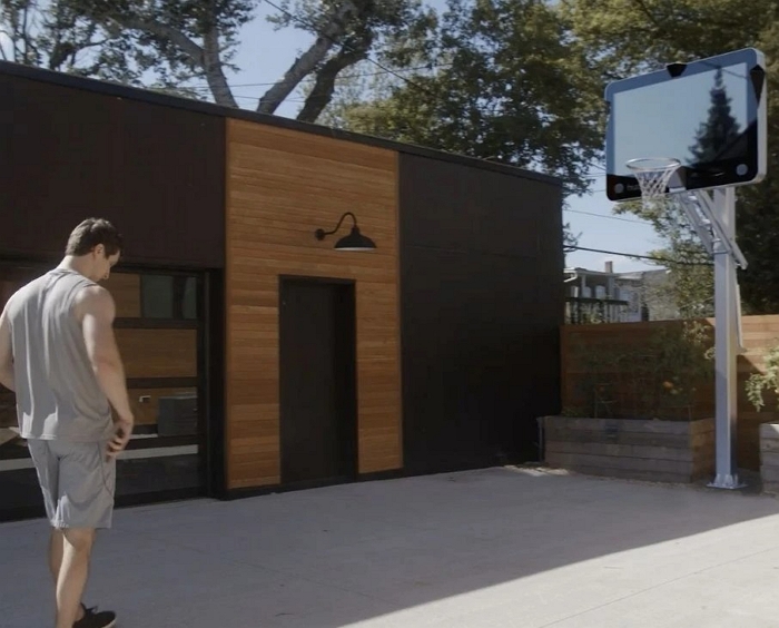 全球首款智慧籃球架，可在背板顯示真人教練互動、與其它用戶線上競爭，售價4000美元