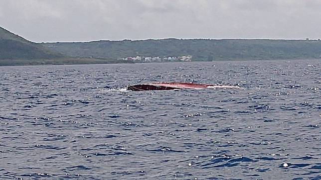 墾丁大灣外海海釣船「日翔12號」翻覆 2人落海失聯