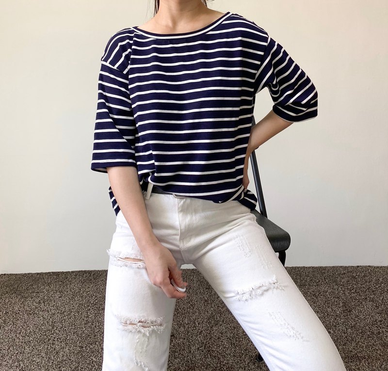 深受好評的百搭單品－條紋Ｔ來啦！棉質的面料親膚程度好的沒話說，色彩更是大眾都能簡單駕馭的海軍藍色。這款搭的上衣不僅可以搭配經典的牛仔褲，也可以搭配長裙或具有垂墜感的褲子呈現各種不同的風格喔！