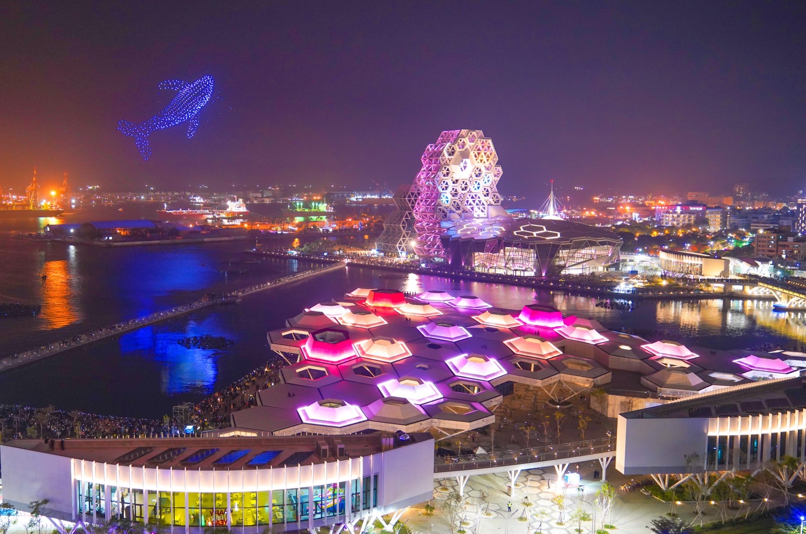 今年2月「台灣燈會在高雄」在愛河灣區煙火及燈光秀，搭配「高流」絕美建築群，魅力四射。(圖片提供/高雄市政府觀光局)