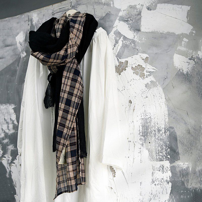 夜色剛剛降臨，<br />下班車潮打破了午後寧靜，<br />想知道人群中的嘰嘰喳喳，<br />是不是都在分享著今日的美好？<br /><br />-	層次感棉毛圍巾<br />-	素色、格紋配色剪接<br />-	尾端隨性不收邊