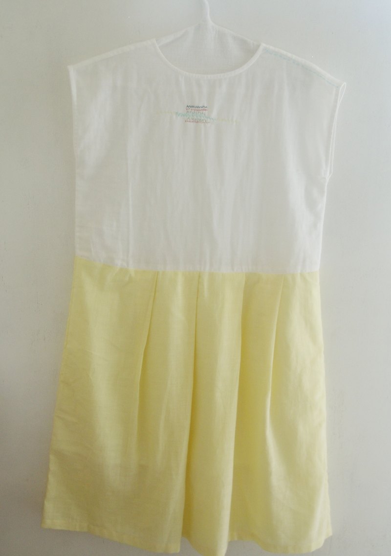 仔細觀察台灣的各巷弄, 你很難不發現許多典雅的老窗櫺, 它們所表現的幾何圖形, 可以成為非常優美的圖畫. 這件百褶洋裝也注入這樣的圖案, 五種配色, 四樣圖形之縫紉, 充滿想像與平衡. 尺寸: 衣長: