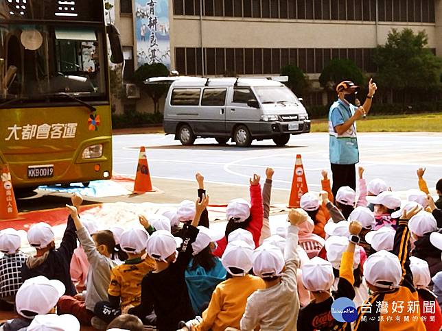 認識大型車視野死角及內輪差危險 板橋監理站進校園宣導 台灣好新聞 Line Today