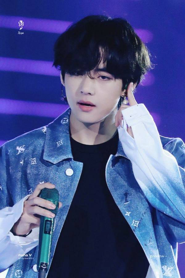 10 Pesona Keren V  BTS  dengan Rambut  Keriting di SBS Gayo 