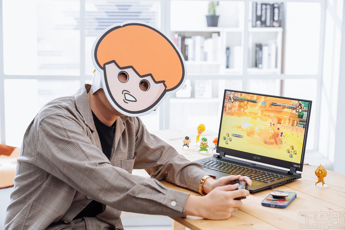 面對工作壓力，洋蔥也選擇玩玩遊戲抒壓，通常會選擇不用腦的格鬥遊戲，讓腦袋放空休息。