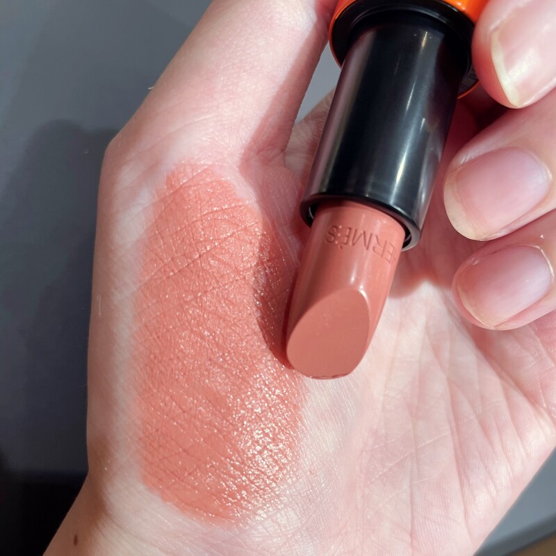 Hermes愛馬仕Rouge Hermès 2021春夏限定色唇膏#17 BEIGE ÉBLOUI炫麗淡褐 手部試色。
