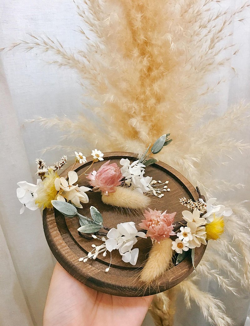 乾燥花飾品｜慢生活 一點點白，一點點綠，一點點粉 就是想點綴而已的朋友?這款很適合 適合所有?色系的禮服、尤其是白紗哦！