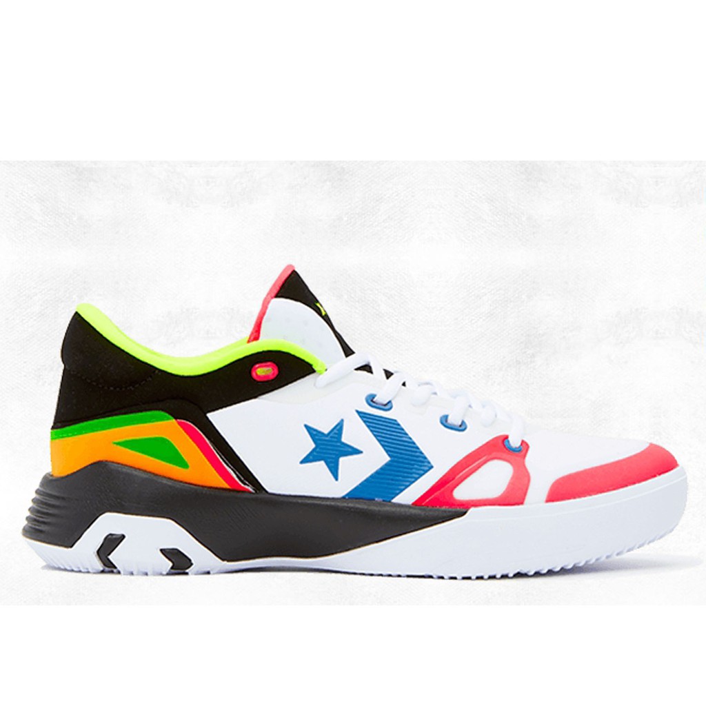 Converse G4 系列強勢登場，成為 Converse 專業籃球鞋家族的新成員 。G4 為充滿爆發力的籃球運動員量身打造，專業性能賦予運動員正面防守、勇敢向前的精神助力，創造場上的高效進攻。從經