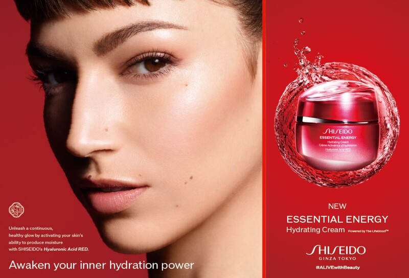 資生堂國際櫃全球代言人烏蘇拉可貝蘿展示掐得出的水嫩透亮。