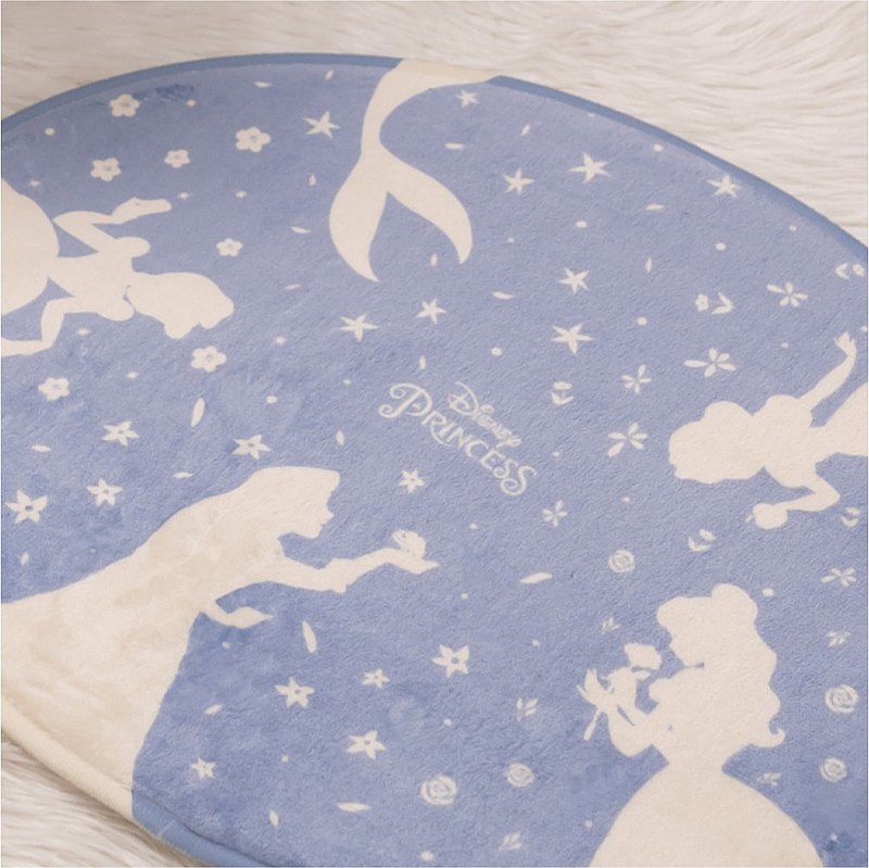 溫潤的淡灰藍色散發著不凡優雅氣質，<br />搭配象徵公主各別動畫的小碎花，<br />迪士尼的經典公主們讓房間充滿了夢幻的氛圍，<br />整個房間少女心滿滿～