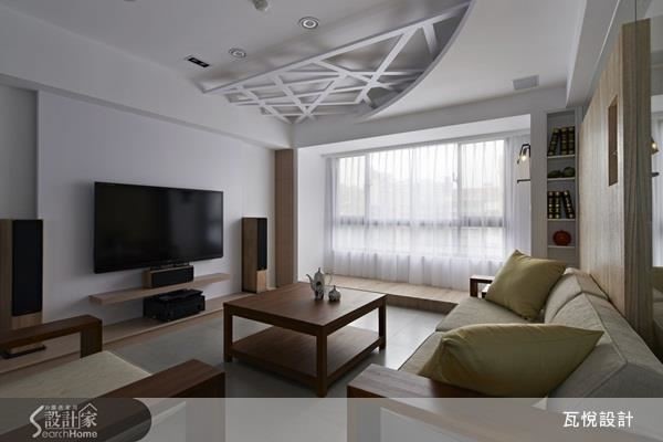 除了吸頂燈具之外，在天花板的間接照明規劃，運用弧線與交錯線條做造型，讓空間增添些許變化。