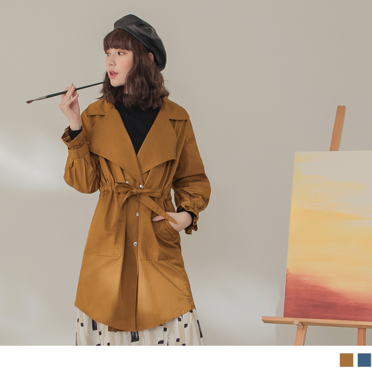 女孩秋冬季必備的外套款式之一， 收腰綁帶版型讓妳在穿搭俐落率性風格時也能展現曼妙身段， 金屬排設設計增加視覺亮眼特色同時將視覺比例延伸， 袖口的縮口設計修飾手腕線條展現細緻品味， 此款2色風衣外套皆很
