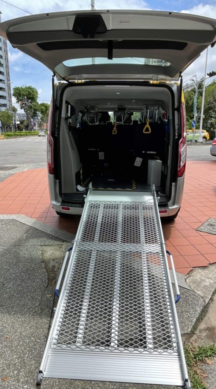 中部無障礙輪椅/接送/包車/看診/洗腎/轉院/高鐵接送/送機/包車陪同看診/自費復康巴士派遣跑跑小黃