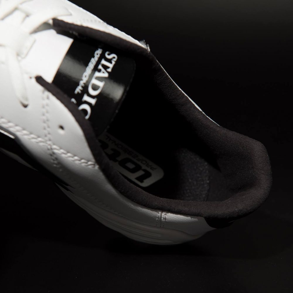 內襯選用仿麂皮質料，搭配 EVA 減震襯墊提升腳感