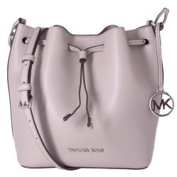 ◎經典水桶包|◎簡約設計風格|◎收納方便品牌:MichaelKors/MK品牌定位:國際精品背法:斜背/側背包款:水桶包顏色:白色系,灰色系外層材質:牛皮開口方式:抽繩/束口尺寸-長X寬X高:22cm