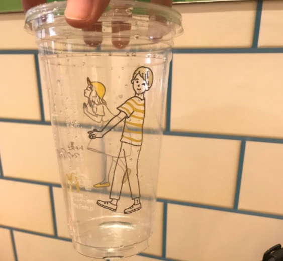 日本麥當勞推出手繪風文青男女飲料杯，卻被網友玩成令人傻眼的情色杯