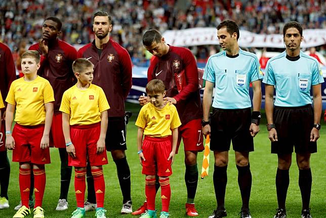 Maskot Ini Punya Pemikiran Cerdas untuk Bisa Dapat Tanda Tangan Ronaldo