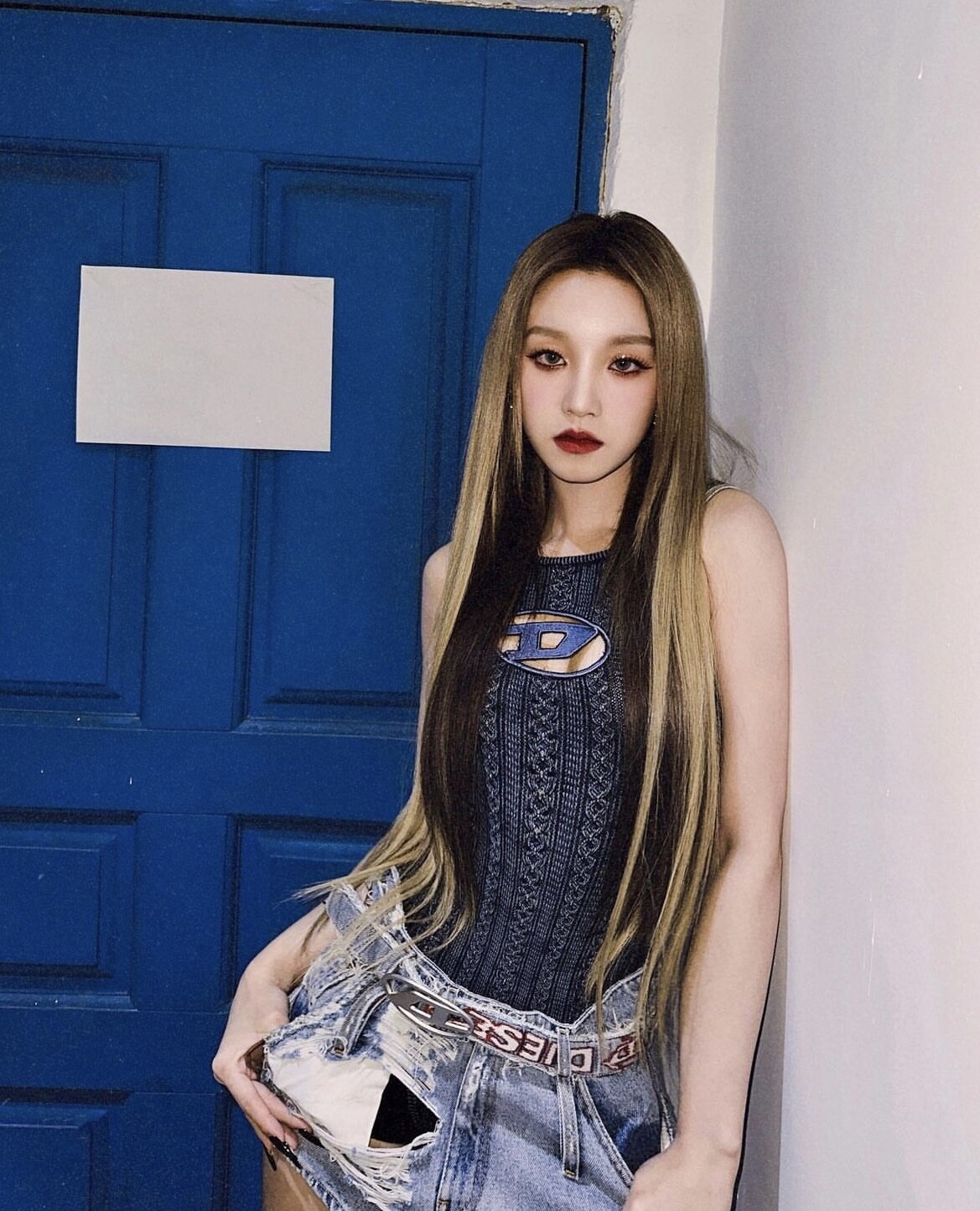 你離時尚只差一個皮帶！女團打歌都在穿的Y2K低腰皮帶時尚、辣妹必備美式復古大logo