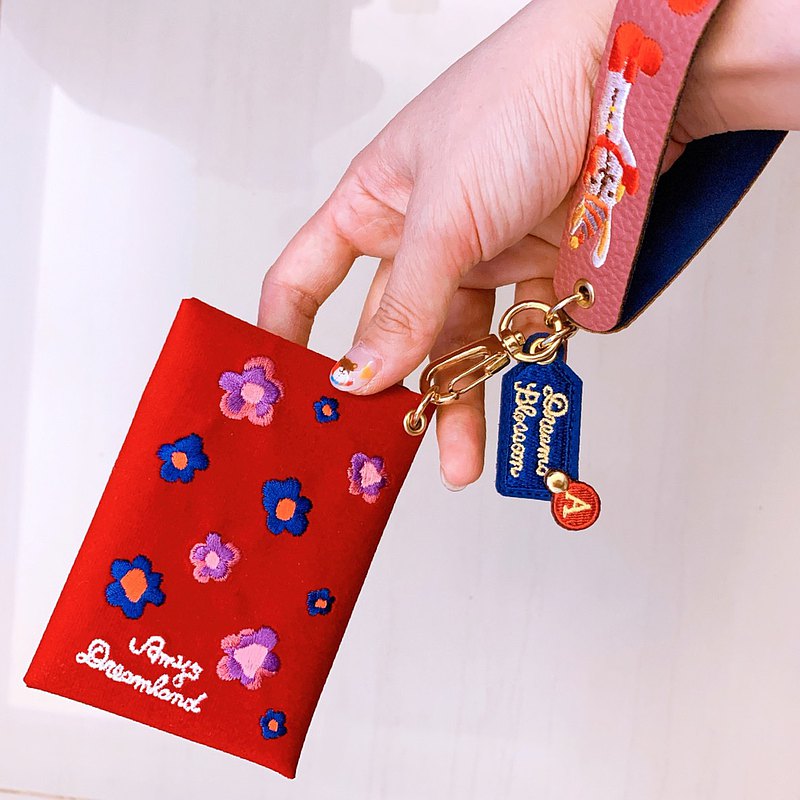 別於一般的證件套，鈔票卡片銅板；一次收納。可當零錢包、卡片包、證件套；直接感應沒問題！花朵格紋圖案，可愛不卻失精緻:-P