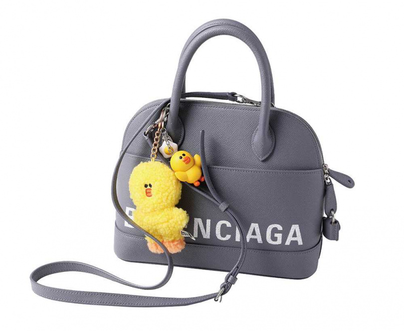 BALENCIAGA手提包／約60,000元 SWAROVSKI × LINE FRIENDS莎莉毛絨鑰匙扣／350元 莎莉鑰匙扣掛件／約288元（攝影／戴世平）