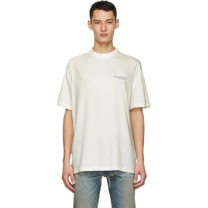 灰白色短袖 T 恤，采用粘纤弹性绉纱面料。罗纹针织圆领，胸部黑色徽标印花。供应商配色：White