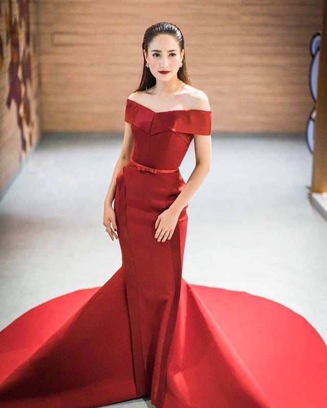 อันดับหนึ่ง 100+ ภาพพื้นหลัง ทำผมชุดราตรี สวยมาก