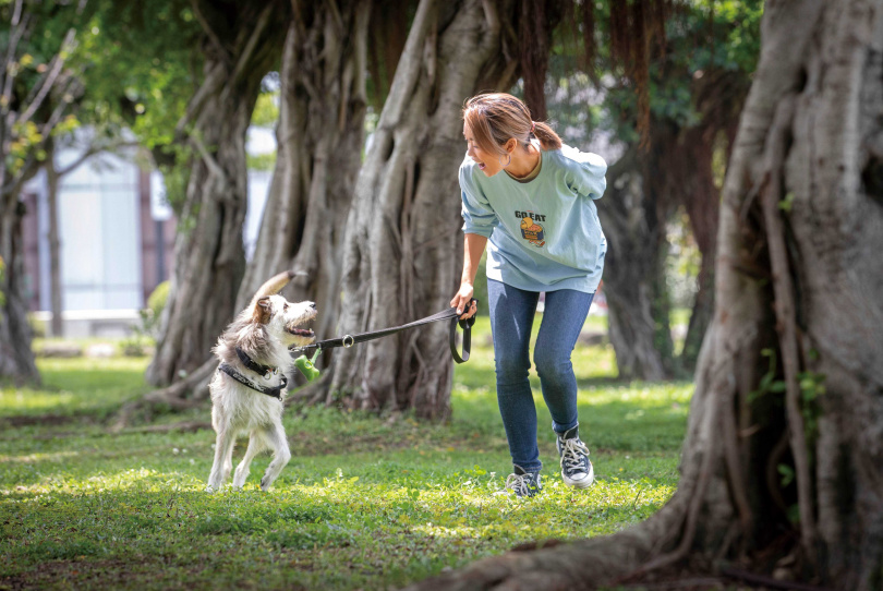 看著波波開心在草地上散步，大霈表情盡是寵愛，她希望波波未來能陪她長長久久。（圖／林勝發攝）