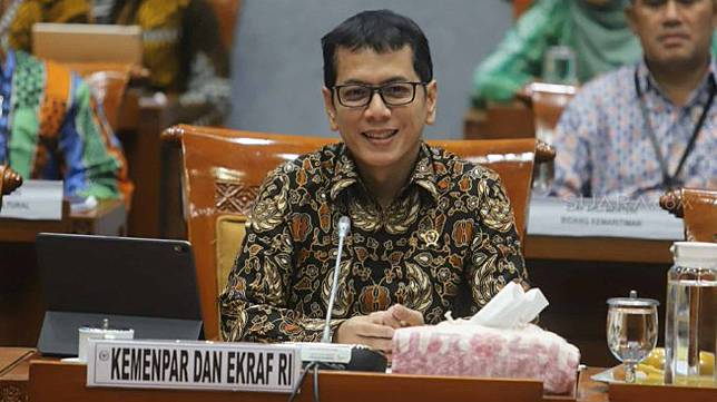 Menteri Pariwisata dan Ekonomi Kreatif Wishnutama mengikuti rapat kerja dengan Komisi X DPR di Kompleks Parlemen, Jakarta, Kamis (7/11). [Suara.com/Arya Manggala]