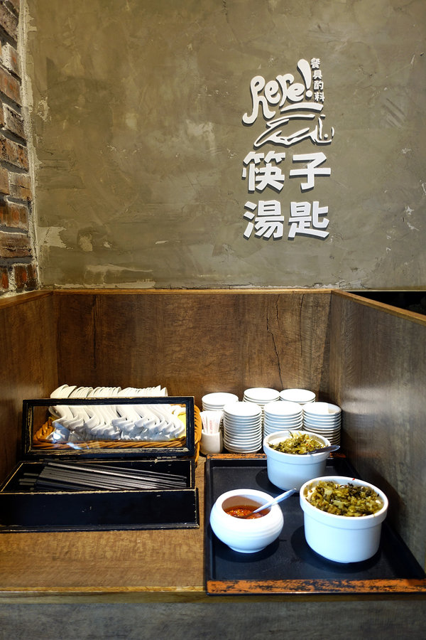 牛莊園牛肉麵，大安區四維路美食，科技大樓站牛肉麵，香煎雪花牛肉麵、蔬果湯頭牛肉麵，成功國宅旁得獎牛肉麵(含牛莊園菜單)