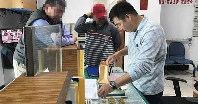 誰丟的床墊竟價值五萬元?　清潔員發現夾層藏玄機