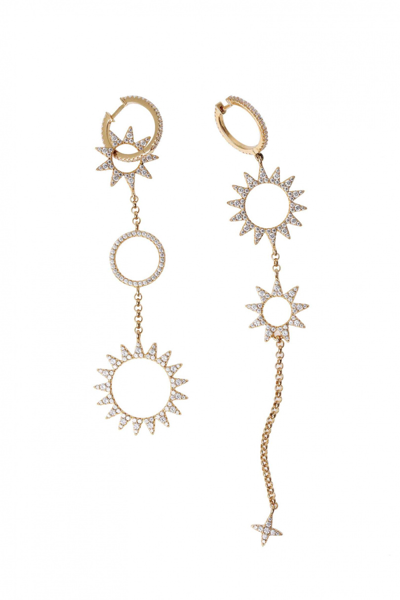 APM Monaco 不對稱長太陽吊墜耳環配耳圈／9,900元（圖／戴世平攝）