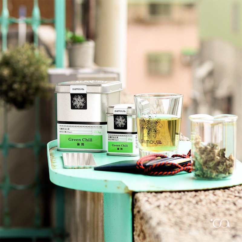 偷閒是samova草創期的經典茶款，用白茶、薄荷與馬鞭草這類清新草本植物，調和出完美平衡的風味。在早餐時享用一杯偷閒，能給你一整天完美的開始，輕盈又帶點刺激性。
