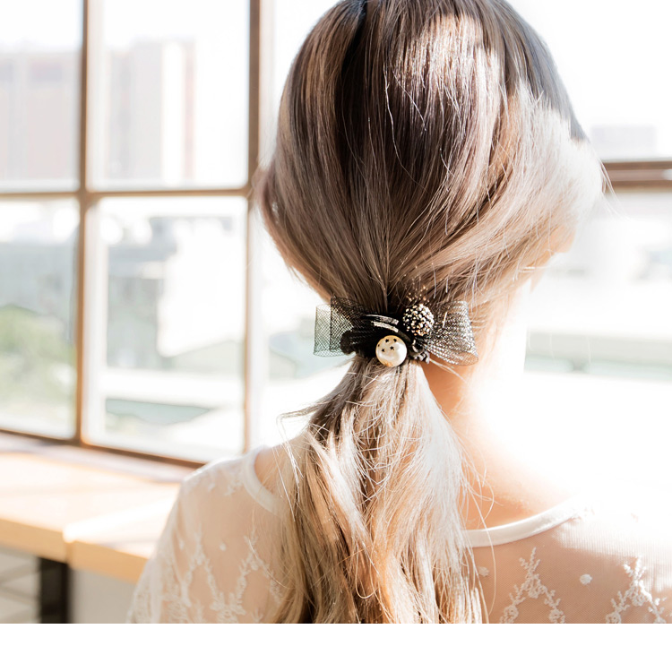 本商品不列入折20的活動唷！<br /><br />用大大的蝴蝶結造型<br />綴點出甜美俏麗的氛圍<br />且綁帶頭髮上<br />塑造出美麗又大方的氣質女孩<br />**********************<br /><產品規格><br />髮圈綴飾寬約:2cm．長約:8.5cm<br />*手工測量為正負1-2cm誤差值是正常的唷