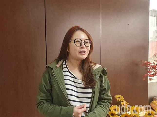 拾金不昧的王姓店長知曉找到失主後，還錄製致謝短片給逐一比對收據資料的小隊長李孟德及蘆竹警分局。記者陳夢茹／攝影