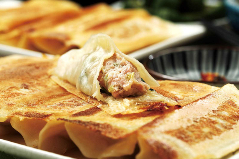 「紫蘇葉煎餃」是「餃子樂」的招牌料理，吃來清香甘美。（120元／5顆）（圖／于魯光攝）