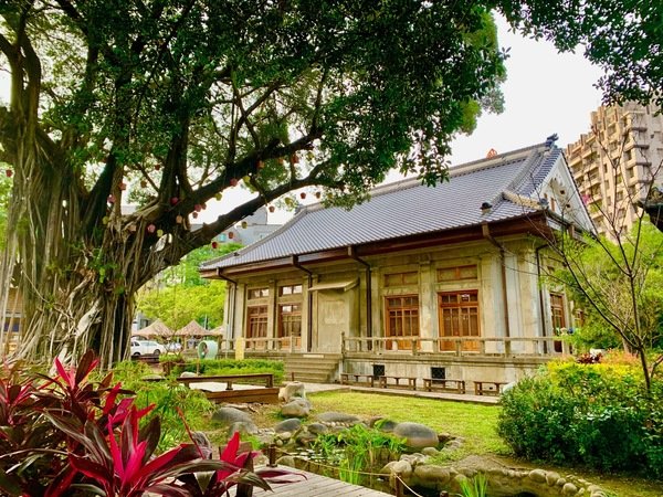 『台灣輕旅拍，外拍推薦』輕鬆自在走遍台中市七期國家歌劇院、堁夏咖啡 Café Crotchet、蔦屋書店 台中市政店、草悟廣場、道和六藝文化館刑務所演武場捕捉網美一日景點，透過鏡頭紀錄每一刻回憶-Snaping 攝影服務直擊分享