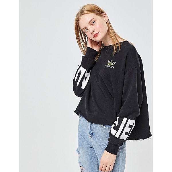 三眼怪刺繡工藝，落肩下擺不收邊短版上衣。