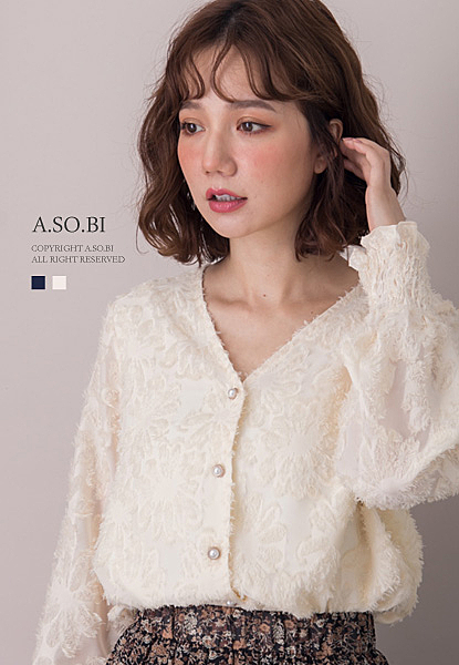 立體感鬚鬚花布料。排釦設計(珍珠釦)。袖口鬆緊荷葉邊。