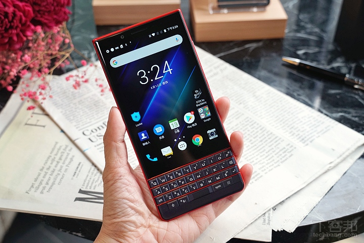 Blackberry KEY2 LE 螢幕為 4.5 吋 3:2 Full HD+ IPS LCD 螢幕，表面覆蓋 2.5D 康寧大猩猩玻璃。螢幕下方有 Blackberry 鍵盤。