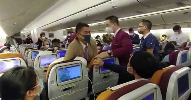 不滿消毒時間太久！中國女對空姐狂咳嗽慘遭「鎖喉壓制」
