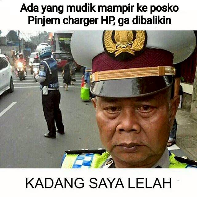 Foto Polisi Ini Mendadak Viral karena Gaya Selfienya yang Unik