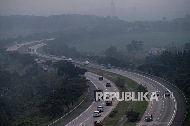 Kendaraan arah Jakarta (lajur kiri) melintas di jalan tol Cipali, Cirebon, Jawa Barat (ilustrasi).