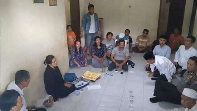 Polres Serang bersama MUI dan warga mendatangi rumah yang dijadikan Kerajaan Ubur Ubur di Serang, Banten, Senin, 13 Agustus 2018. Kelompok ini mengakui Allah dan Al-Quran, tapi dengan sejumlah kejanggalan, seperti mempercayai Nabi Muhammad adalah seorang perempuan. Dok. Polres Kota Serang