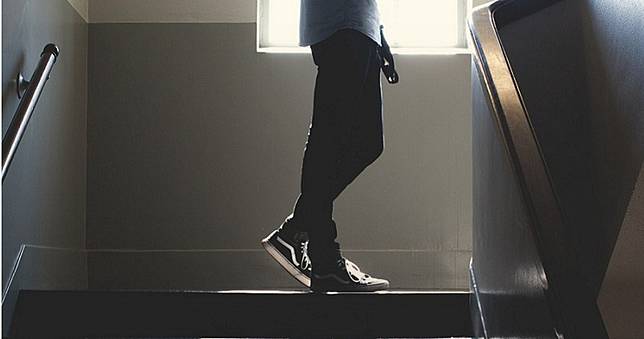 返家遇恐怖高中生脫褲性侵　女童尖叫求救鄰居曝黑暗現實